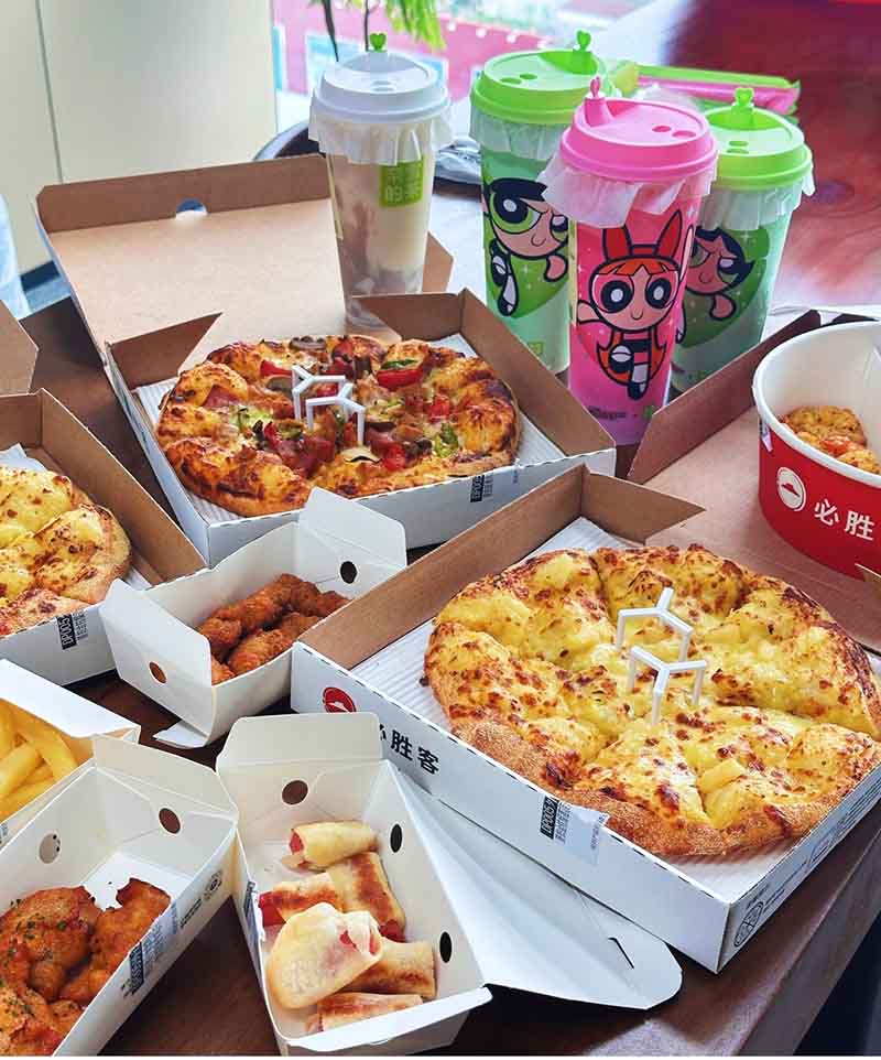 Arratsaldeko Teaz gozatuz Pizza eta Fruta Tearekin